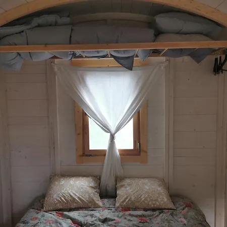 Paiveli Kopli Ratastel Maja Ja Tuennisaun Campsite Mustjala
